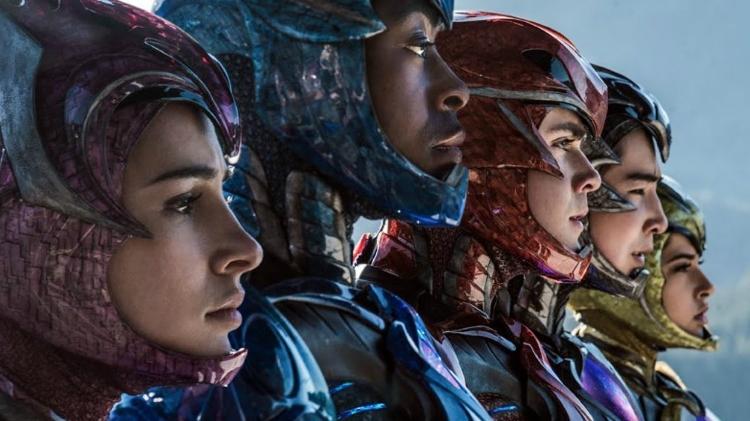 Naomi Scott (à frente) como Kimberly, a Ranger Rosa, em "Power Rangers" (2017) - Divulgação - Divulgação