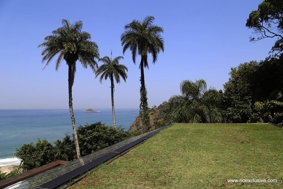 O jardim tem uma fonte, palmeiras e várias espécies de vegetação tropical - Reprodução/ Rio Exclusive