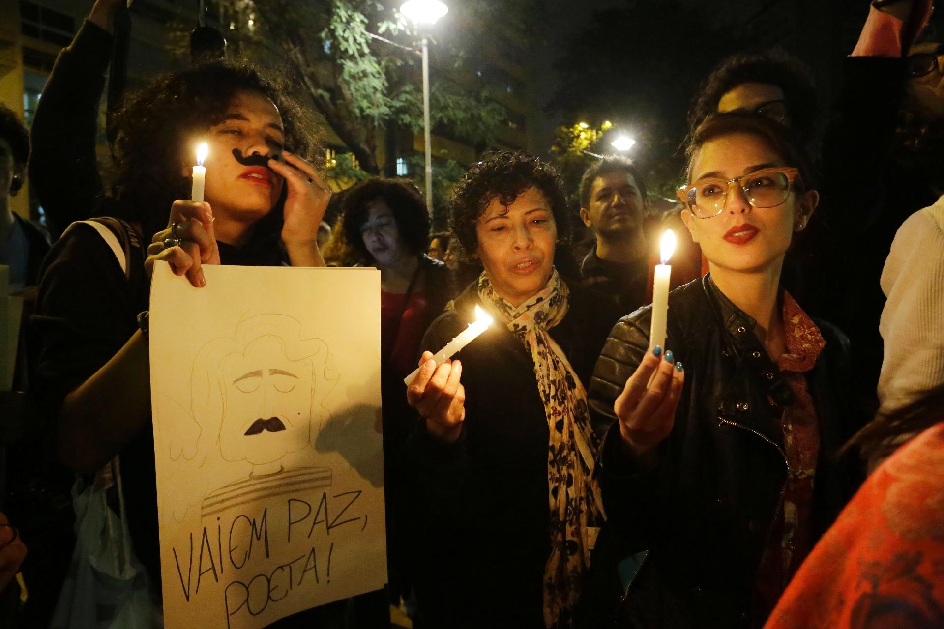 Fãs acendem velas e cantam músicas em memória do cantor cearense Belchior, na Praça Roosevelt, no centro de São Paulo - Foto: NELSON ANTOINE/ESTADÃO CONTEÚDO AGE20170501346 - 01/05/2017 - 19:31s