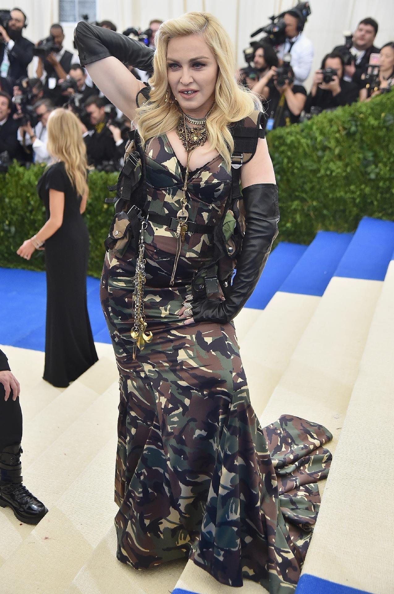 Madonna vai com vestido de estampa militar ao baile do Met Gala 2017 - Getty Images