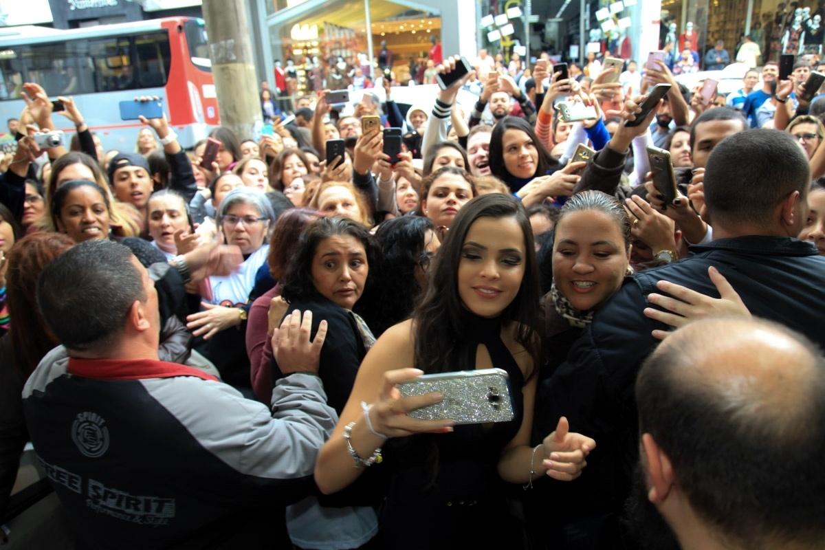 Vencedora do "BBB17", Emilly Araújo causou alvoroço durante a inauguração de uma loja popular de roupas no bairro do Brás, centro de São Paulo, nesta terça-feira (6). Ela quase não conseguiu entrar no local por causa da multidão que tentou tocá-la. Protegida por seguranças, a ex-sister tirou selfies com os fãs - Marcos Ribas/Brazil News