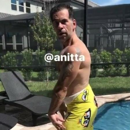 Leandro Hassum dança novo hit de Anitta enrolado em toalha do Bob Esponja - Reprodução/Instagram/leandrohassum
