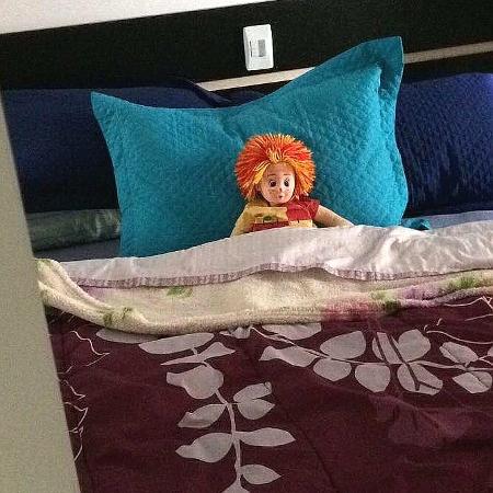 Presente ganhou lugar de destaque na cama dela. - Arquivo pessoal - Arquivo pessoal