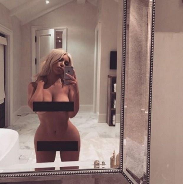 Três meses após dar à luz seu segundo filho, Kim Kardashian fez uma ousadíssima selfie nua em frente ao espelho. "Quando você está como quem diz, não tenho nada para usar. Risos", escreveu a socialite, que cobriu suas partes íntimas com tarjas pretas - Reprodução/Instagram/kimkardashian