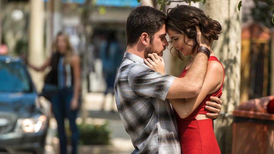 Zeca (Marco Pigossi) beija Carla (Louise Maria) em "A Força do Querer" - Estevam Avellar/TV Globo