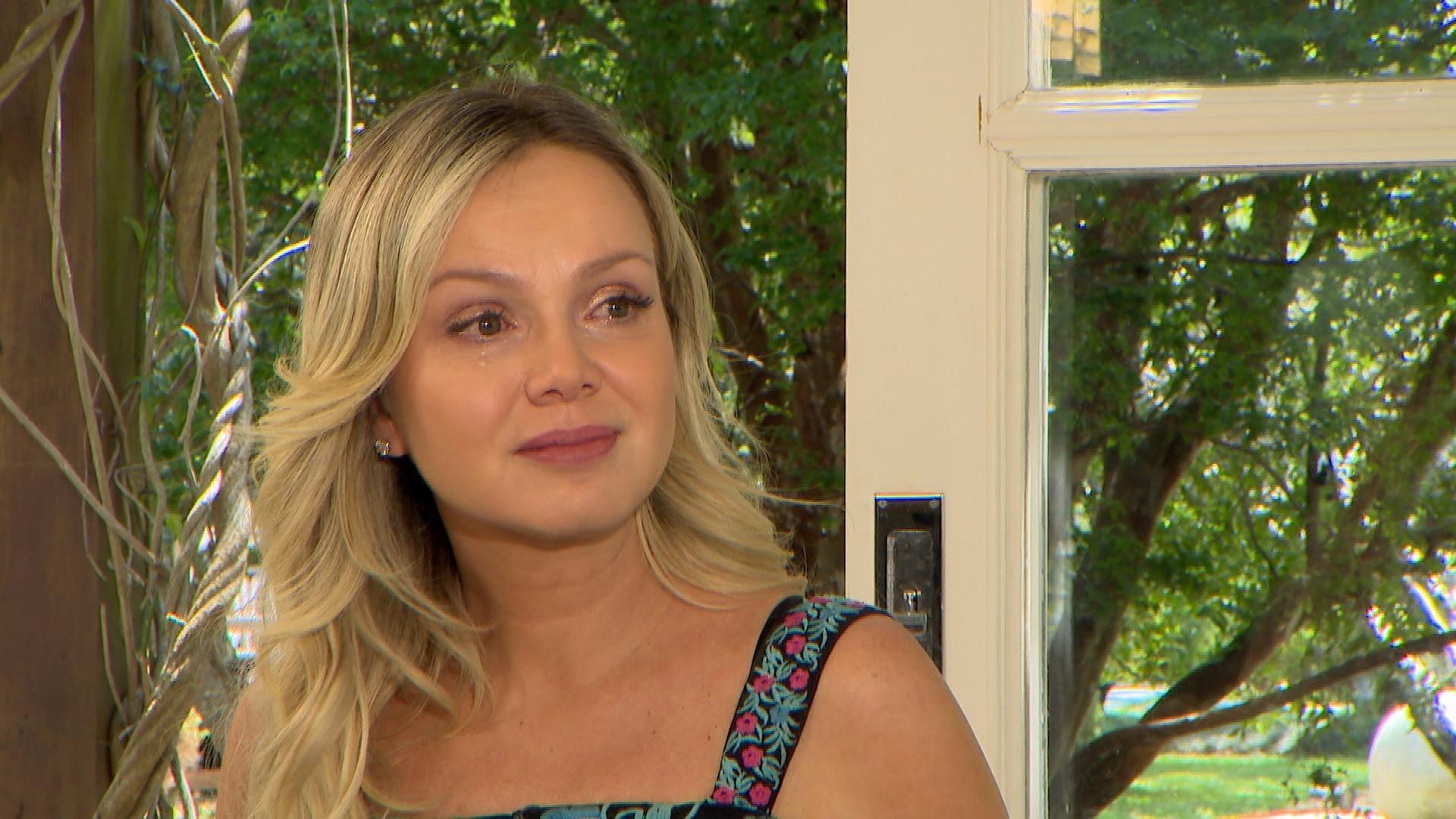 Eliana chora ao se lembrar das dificuldades que passou durante a gestação da filha  - Divulgação/SBT