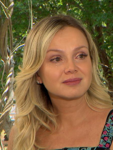 Eliana chora ao se lembrar das dificuldades que passou durante a gestação da filha  - Divulgação/SBT - Divulgação/SBT