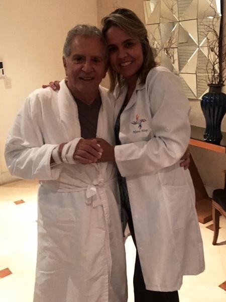 Carlos Alberto de Nóbrega e a noiva, a médica Renata Domingues - Reprodução/Instagram