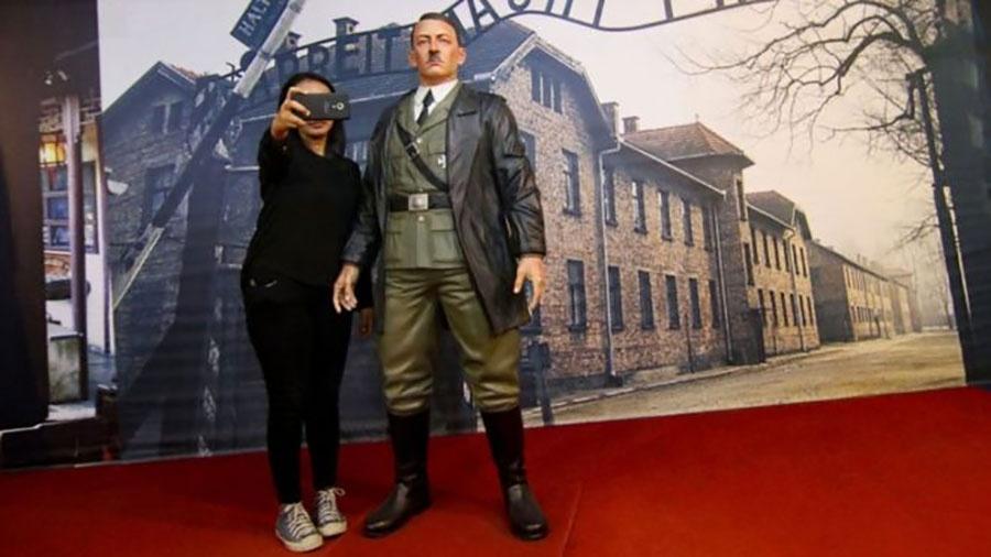 Selfies com estátua de Hitler na Indonésia causou indignação  - AFP