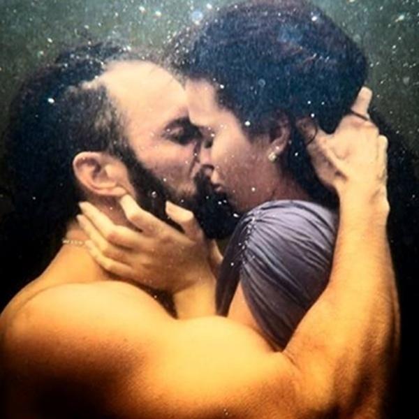 Em uma das cenas da novela, José Fidalgo e Bruna Marquezine vão dar um beijão embaixo d'água - Reprodução/Instagram