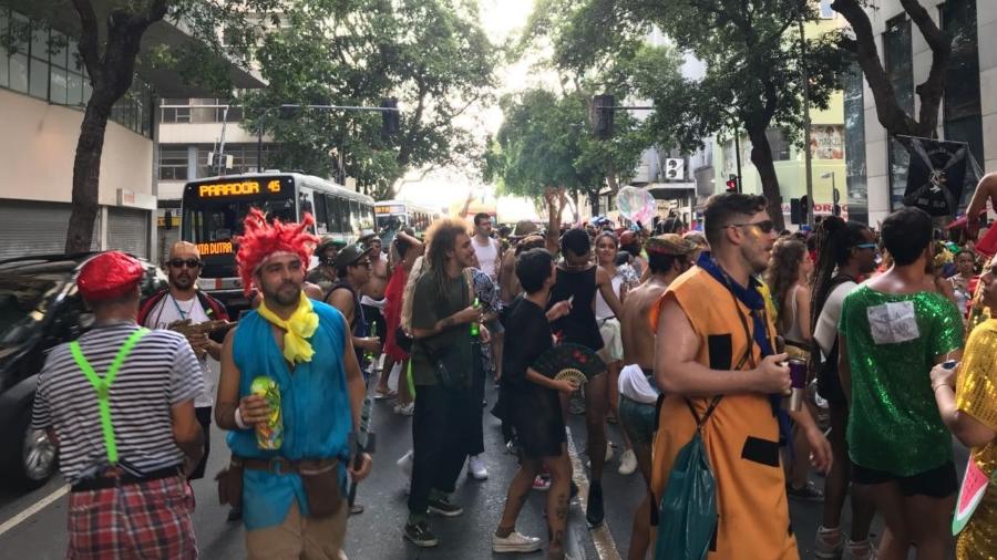 Boi Tolo começa a ocupar as ruas do centro do Rio. Bloco não é oficializado pela prefeitura para desfilar e, por isto, o trânsito não é fechado durante o trajeto - Lola Ferreira/UOL