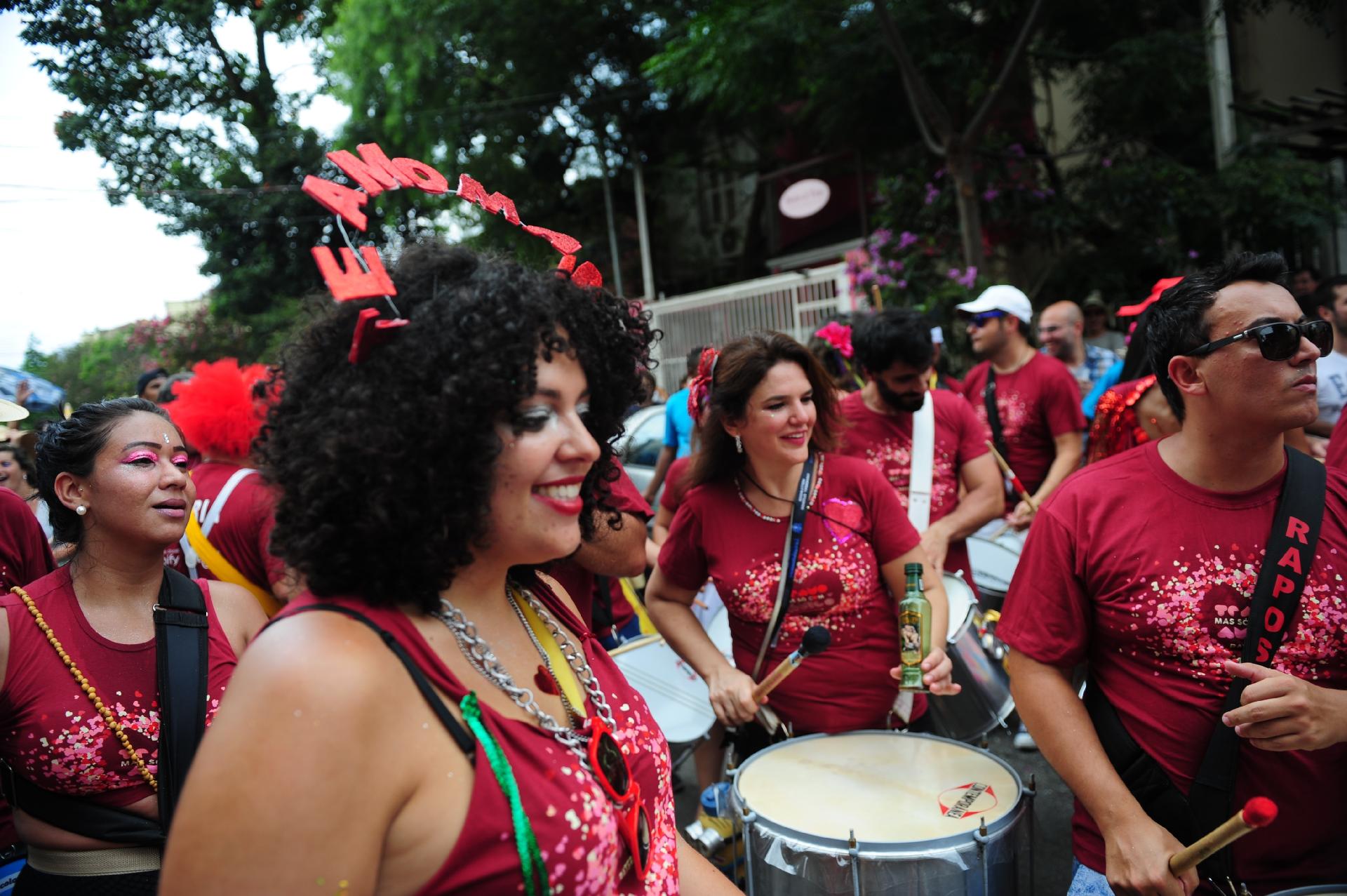 Bloco Te Amo, Mas Só Como Amigo desfila pelas ruas de Pinheiros na tarde deste sábado (17) - Junior Lago/UOL