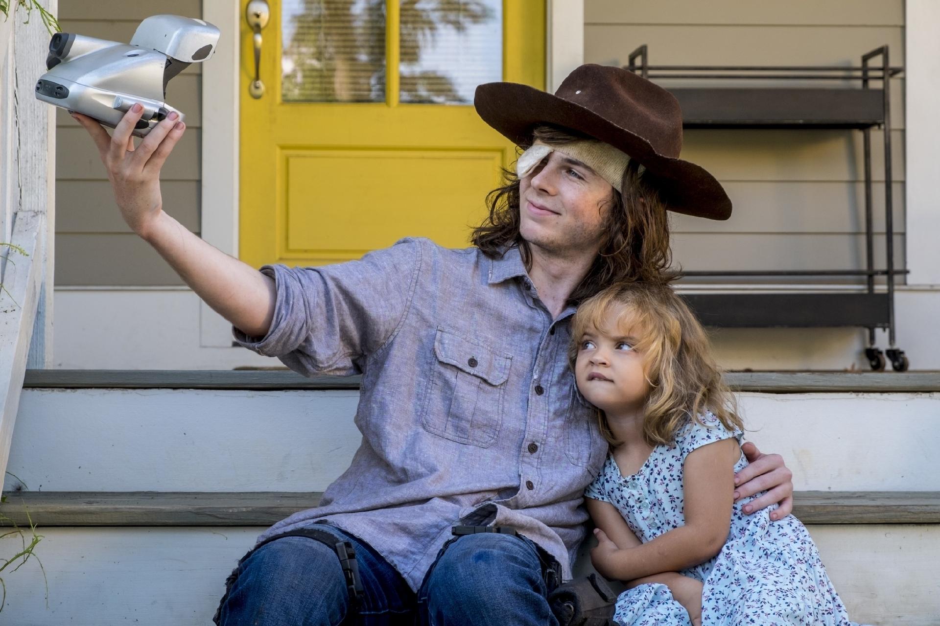 Carl (Chandler Riggs) aproveita os últimos momentos ao lado de Judith em cena do nono episódio da oitava temporada de "The Walking Dead" - Divulgação