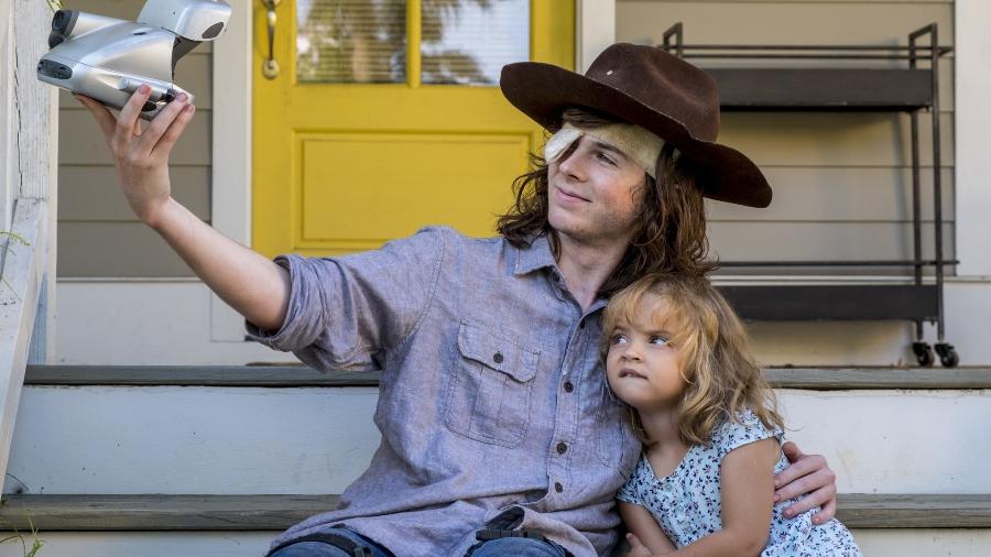 Carl (Chandler Riggs) aproveita os últimos momentos ao lado de Judith em cena do nono episódio da oitava temporada de "The Walking Dead" - Divulgação