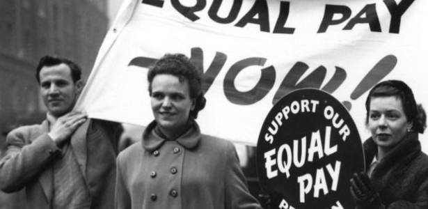 Esse debate tem acontecido há décadas, como na foto, em que ativistas por pagamento igual pedem apoio a uma petição em Londres em 1954 - Getty Images - Getty Images