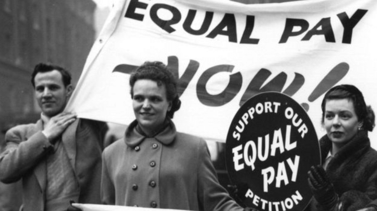 Esse debate tem acontecido há décadas, como na foto, em que ativistas por pagamento igual pedem apoio a uma petição em Londres em 1954 - Getty Images - Getty Images