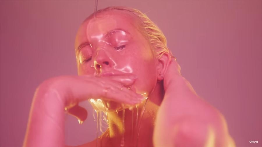 Christina Aguilera em cena do clipe de "Accelerate" - Reprodução/YouTube