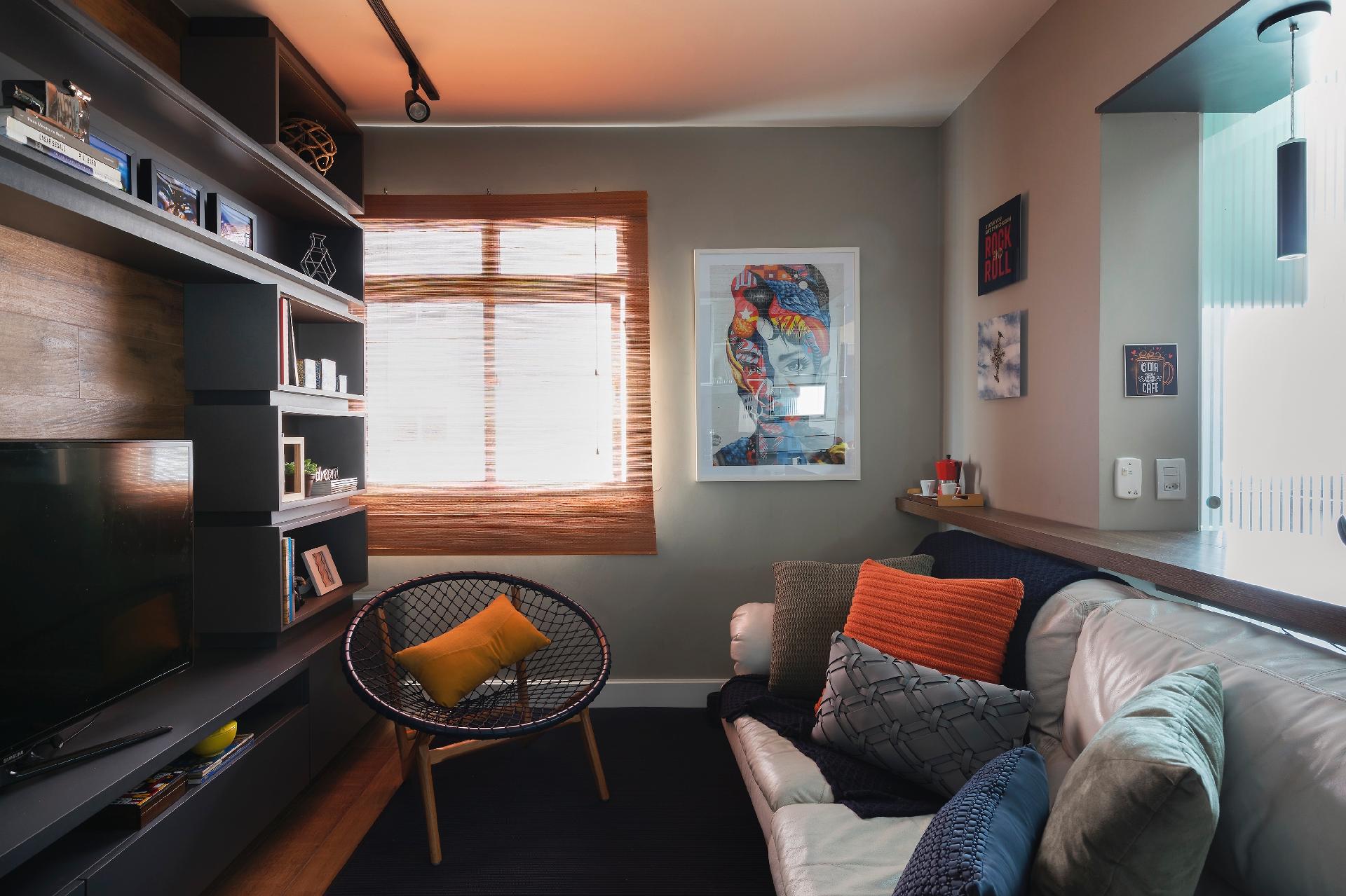 Leve, a poltrona (Tidelli) pode ser levada de um lado para o outro com facilidade. Em espaços pequenos, uma boa ideia é contar com móveis multiusos, que atendem a diferentes ambientes - Rafael Renzo/Divulgação