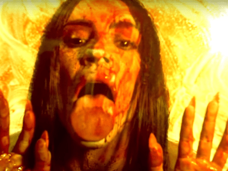 Cleo em cena do clipe "Trapped" - Reprodução