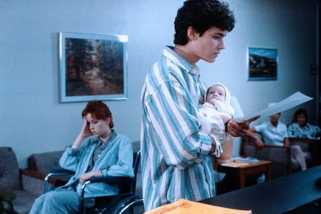 Molly Ringwald e Randall Batinkoff em "Mais ou Menos Grávida" (1988) - Divulgação