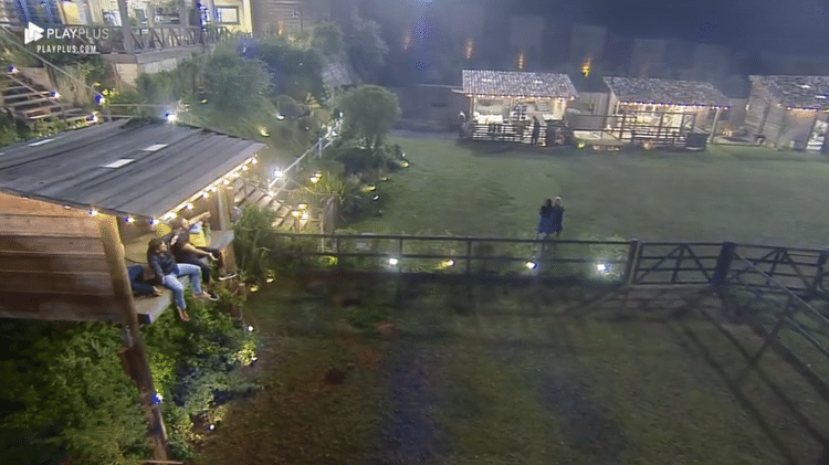 Peões fazem serenata para Léo e Luane - Reprodução/PlayPlus - Reprodução/PlayPlus