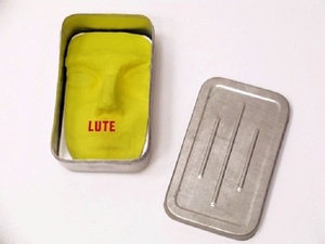 O início da carreira de Carlos Zílio coincide com os primeiros anos da ditadura militar e ganha forte carga política. Lute (1967) foi idealizado como um múltiplo de tiragem ilimitada  - Vicente de Mello - Vicente de Mello