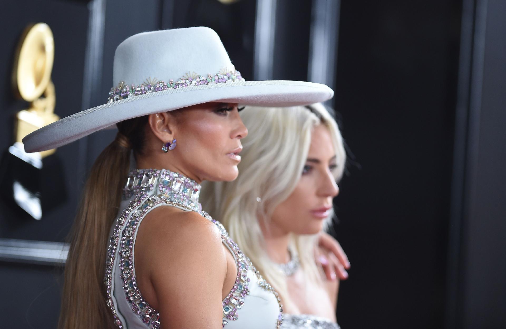 Jennifer Lopez e Lady Gaga no tapete vermelho do Grammy 2019 - AFP