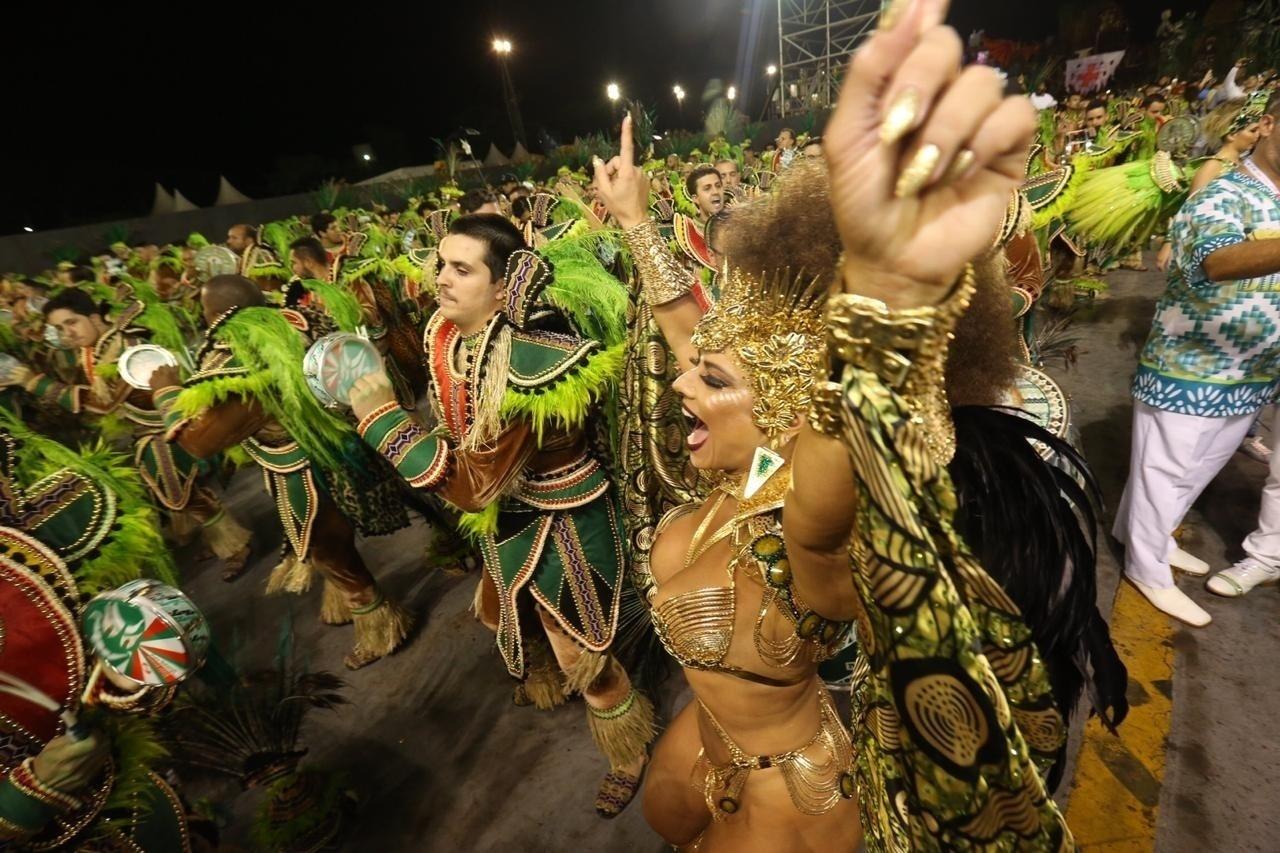 Vivi Araújo é rainha da bateria da Mancha Verde, terceira escola a desfilar no Anhembi - Ricardo Matsukawa/UOL
