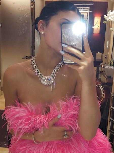 Kylie Jenner com colar dado pelo namorado, Travis - Reprodução/Instagram