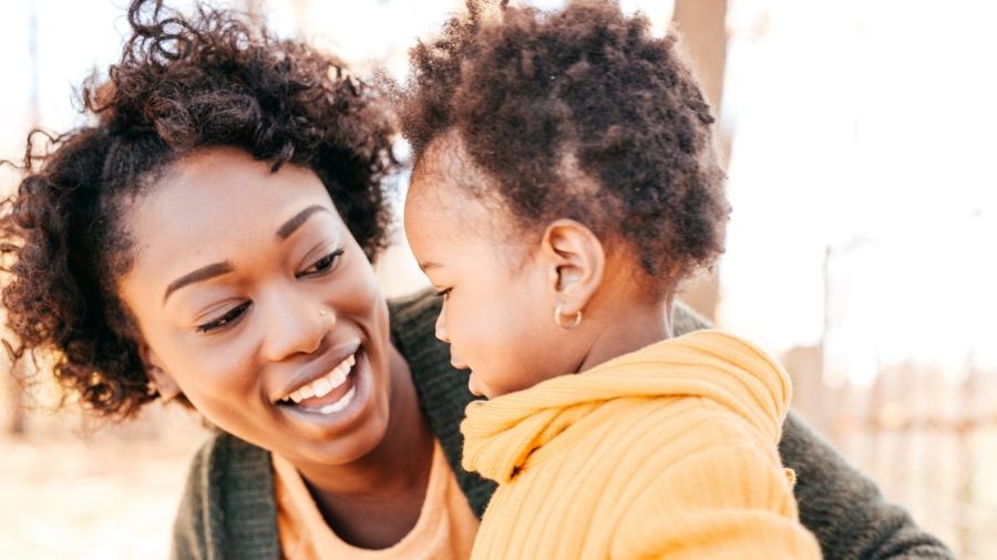 Mães acabam tirando menos fotos sozinhas ou com os filhos: relação com autoestima materna - Weekend Images Inc./iStock