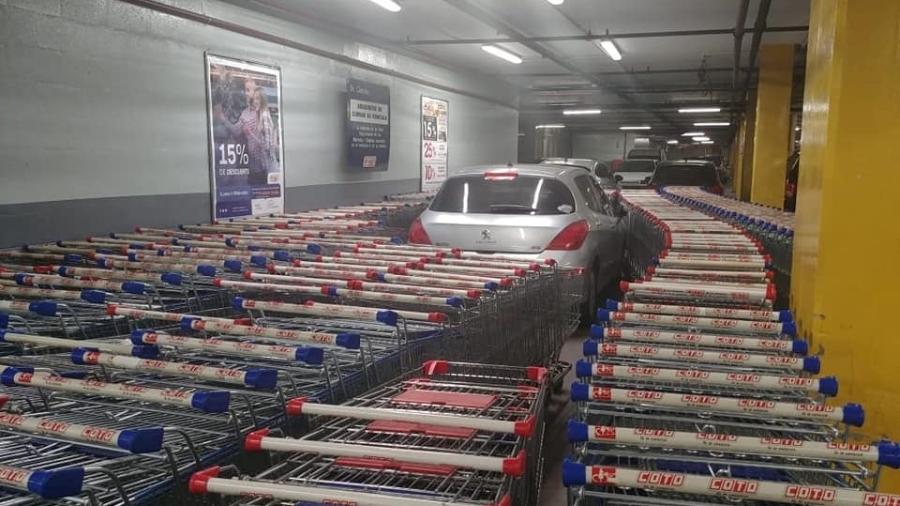 Motorista é trancado por carrinhos de supermercado na Argentina - Reprodução