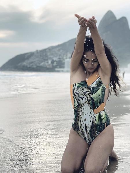Claudia Ohana na praia de Ipanema - Reprodução/ Instagram
