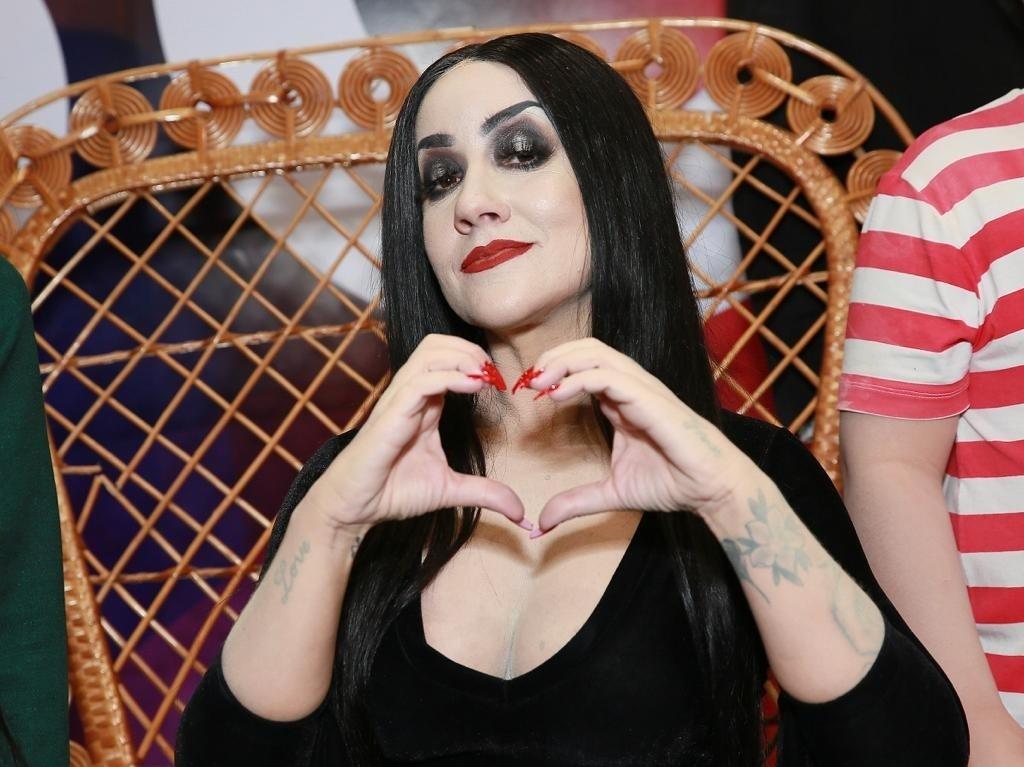 Vivi Fernandez se fantasia de Mortícia Addams em estande do SBT na CCXP 2019 - Iwi Onodera/UOL