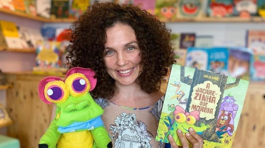Emília Nuñez é contadora de histórias e tem a conta Mãe que Lê no Instagram, em que faz leituras de livros infantis - Reprodução/Instagram/@maequele