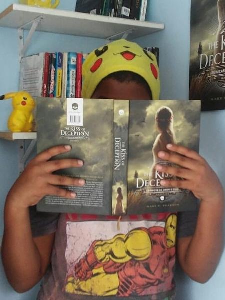 Adriel Bispo, de 12 anos, resenha livros na internet - Reprodução/Instagram @livrosdodrii