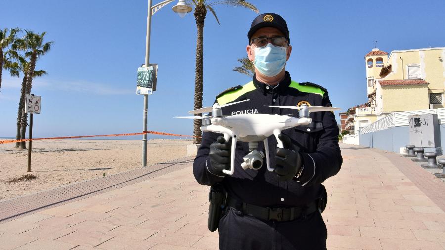 Reabertas com horários pré-determinados de entrada e saída, as praias do litoral da Espanha terão capacidade e distanciamento social monitorados por drones equipados com sensores capazes de acompanhar a quantidade de banhistas. - Getty Images