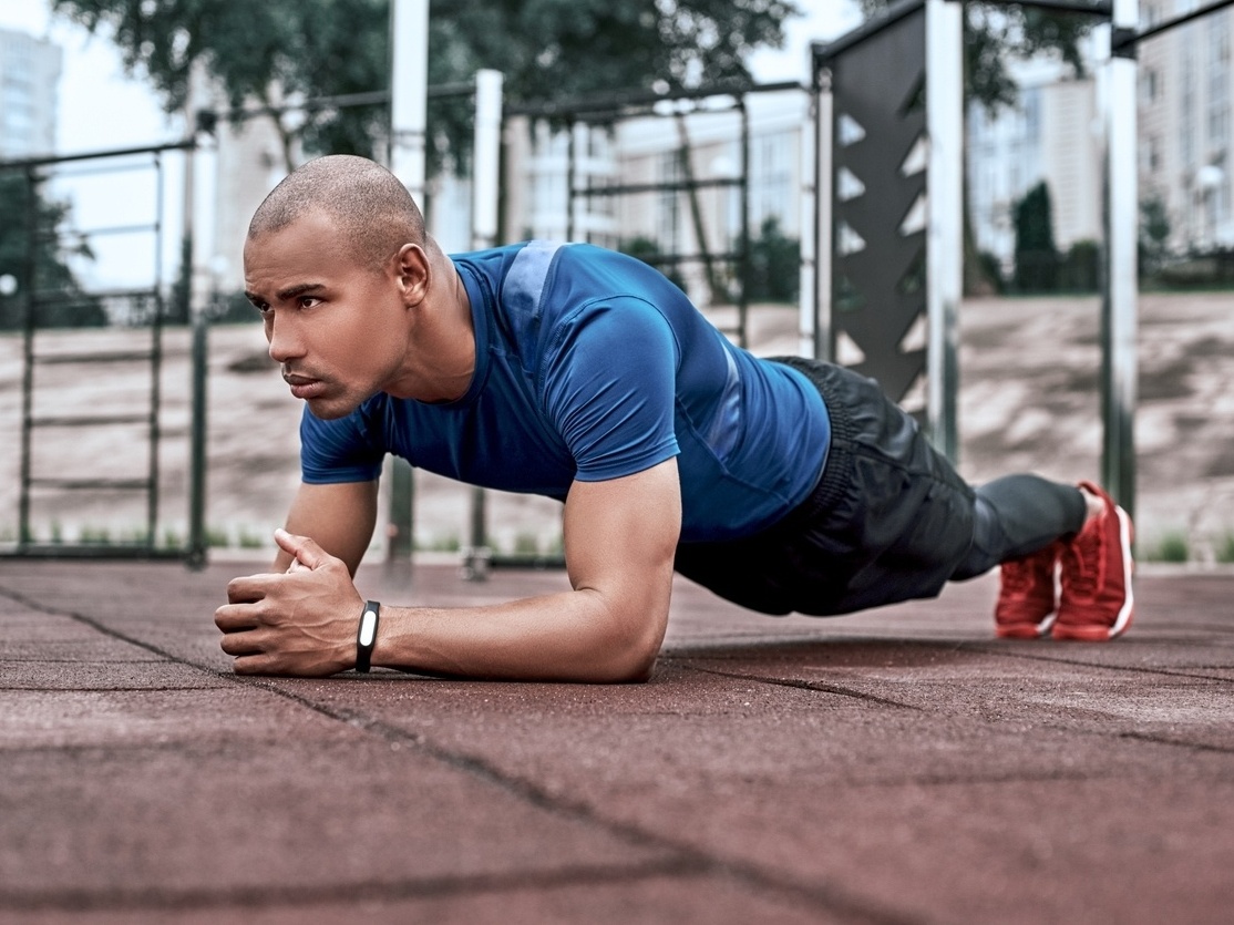 Foto de Mulher Atlética Fazendo O Treino Cardio De Corpo Inteiro e mais  fotos de stock de Academia de ginástica - iStock