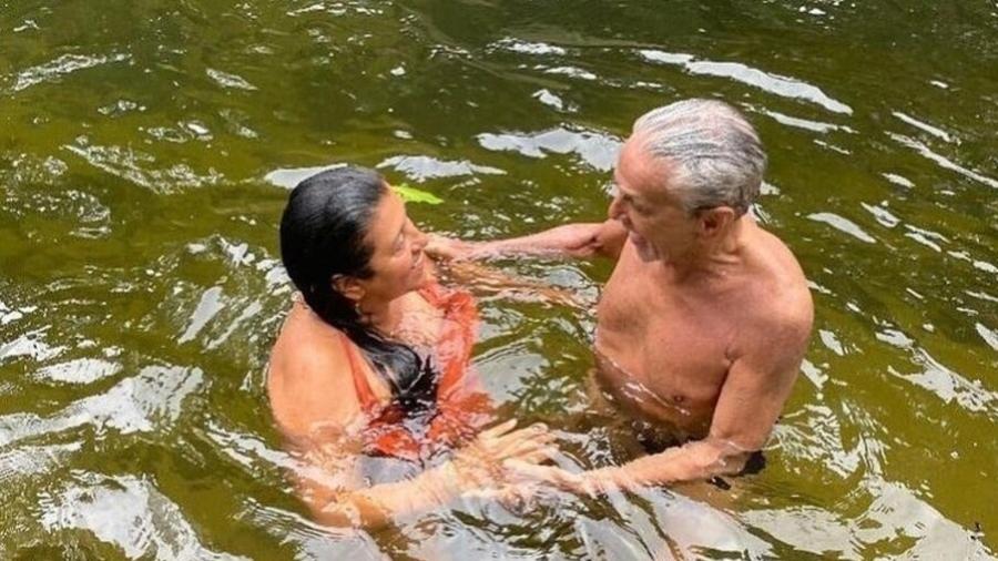 Caetano Veloso e Regina Casé tomando banho de rio - Reprodução/Instagram