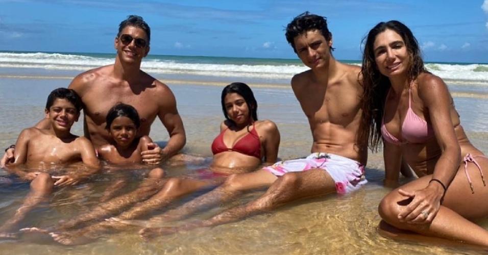 Márcio Garcia curte férias em família