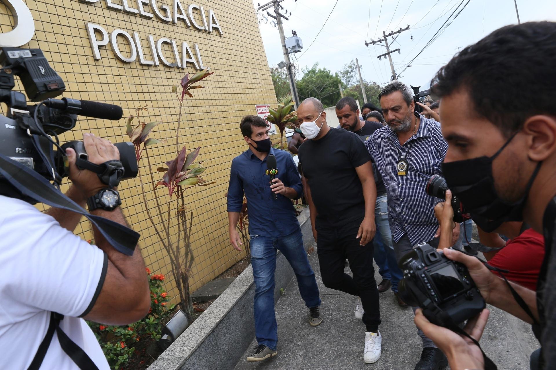 Anderson Leonardo chegando para prestar depoimento em Realengo, no Rio - Anderson Borde/AgNews