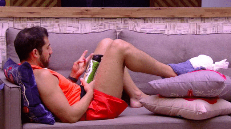 Kaysar, do BBB 18, com o dedo enfaixado - Reprodução/Globoplay - Reprodução/Globoplay