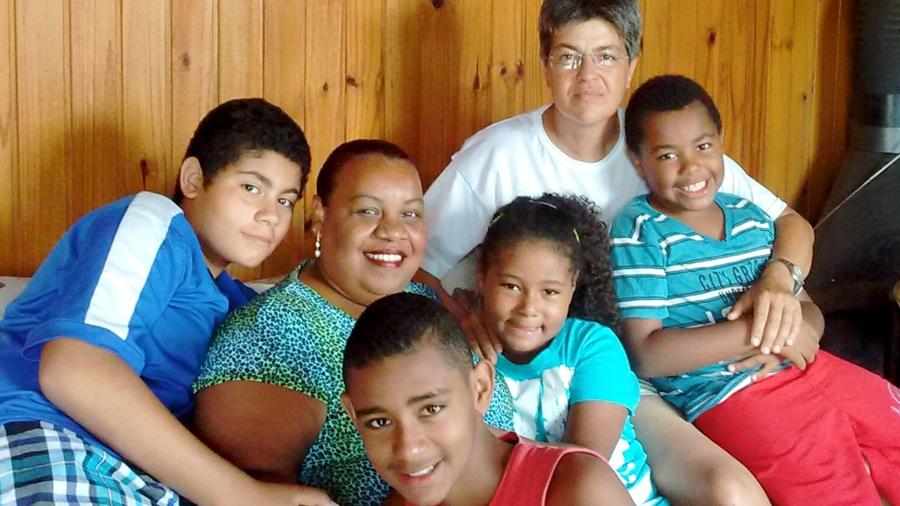 Luciana (à esquerda) com Lídia e os três filhos do casal - Reprodução Facebook