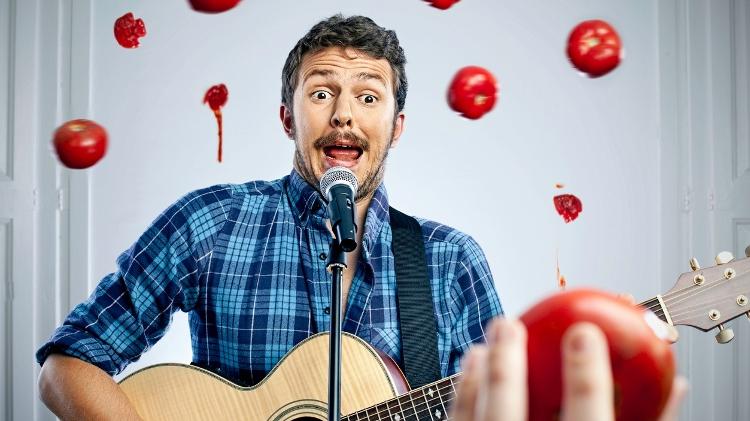 Homem canta e leva chuva de tomates, desafinado, cantor - iStock - iStock