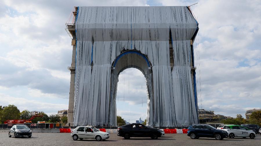 Arco do Triunfo é "embrulhado" em obra póstuma do artista Christo - Thomas Samson/AFP