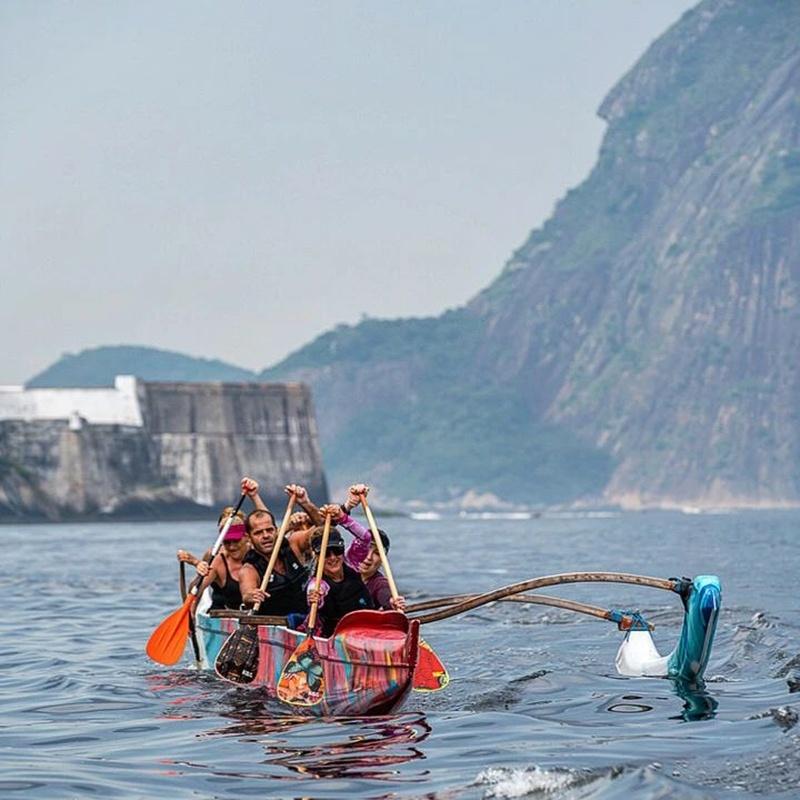 Canoa havaiana: projeto transforma a vida de jovens de favelas