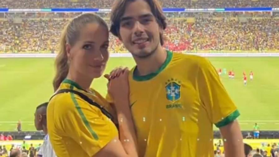 João Guilherme Silva ao lado da namorada, Schynaider Moura no jogo do Brasil - Reprodução/Instagram