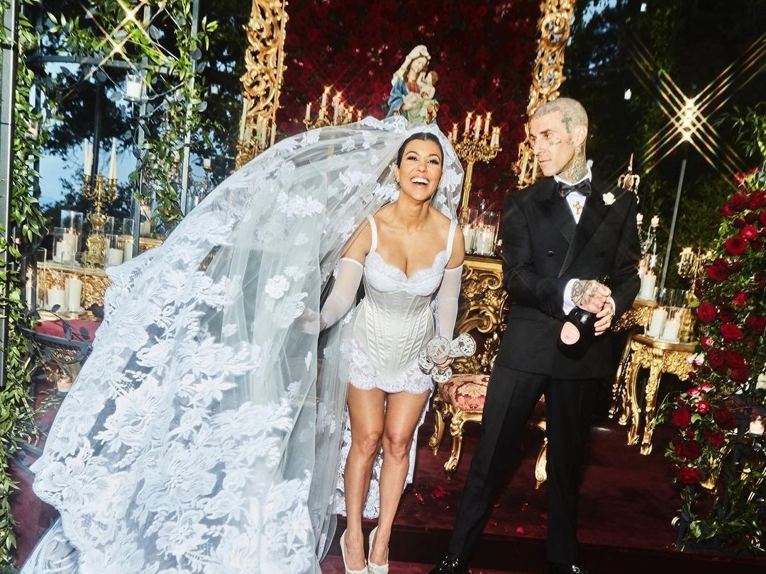 O casamento-campanha de Kourtney Kardashian e Travis Barker (em inglês)