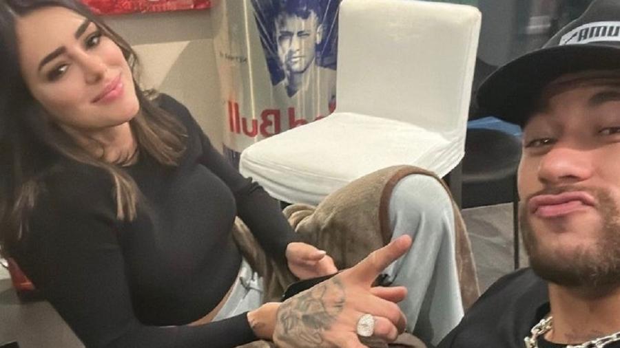 Neymar posa ao lado de Bruna Biancardi em Paris, na França - Reprodução/Instagram