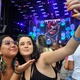 CarnaUOL 2023: Amigas fazem selfie durante show - Reinaldo Canato/UOL