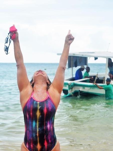 Alessandra comemora após concluir percurso de 62 km no mar